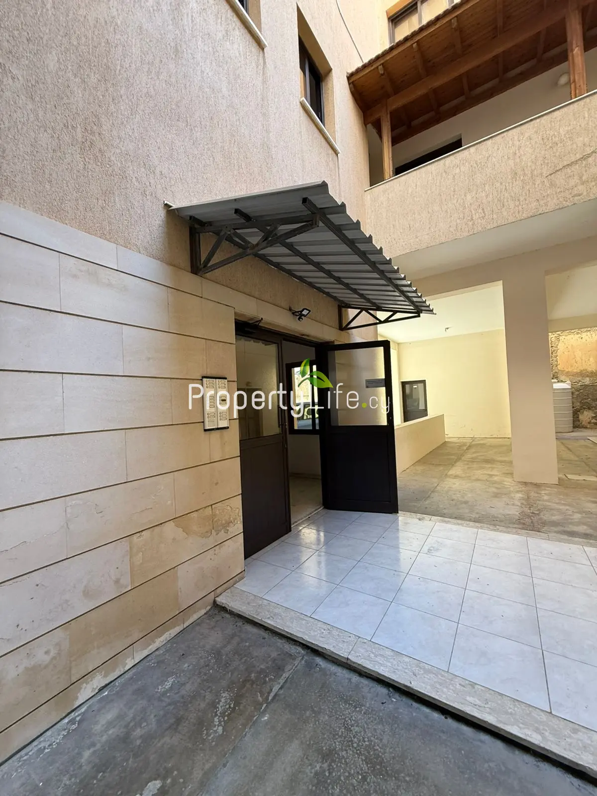 SAINT LAZARUS LOCATED THIS 2 BEDROOM BEAUTIFUL APARTMENT