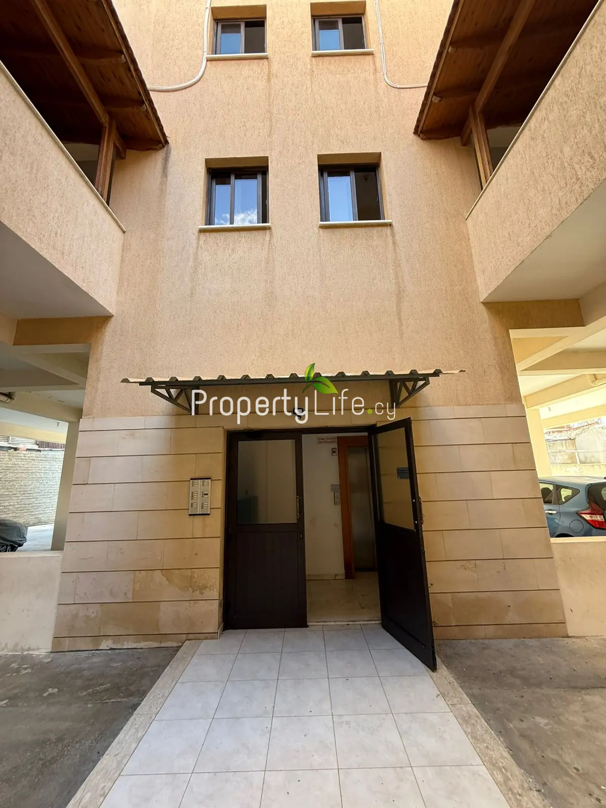 SAINT LAZARUS LOCATED THIS 2 BEDROOM BEAUTIFUL APARTMENT