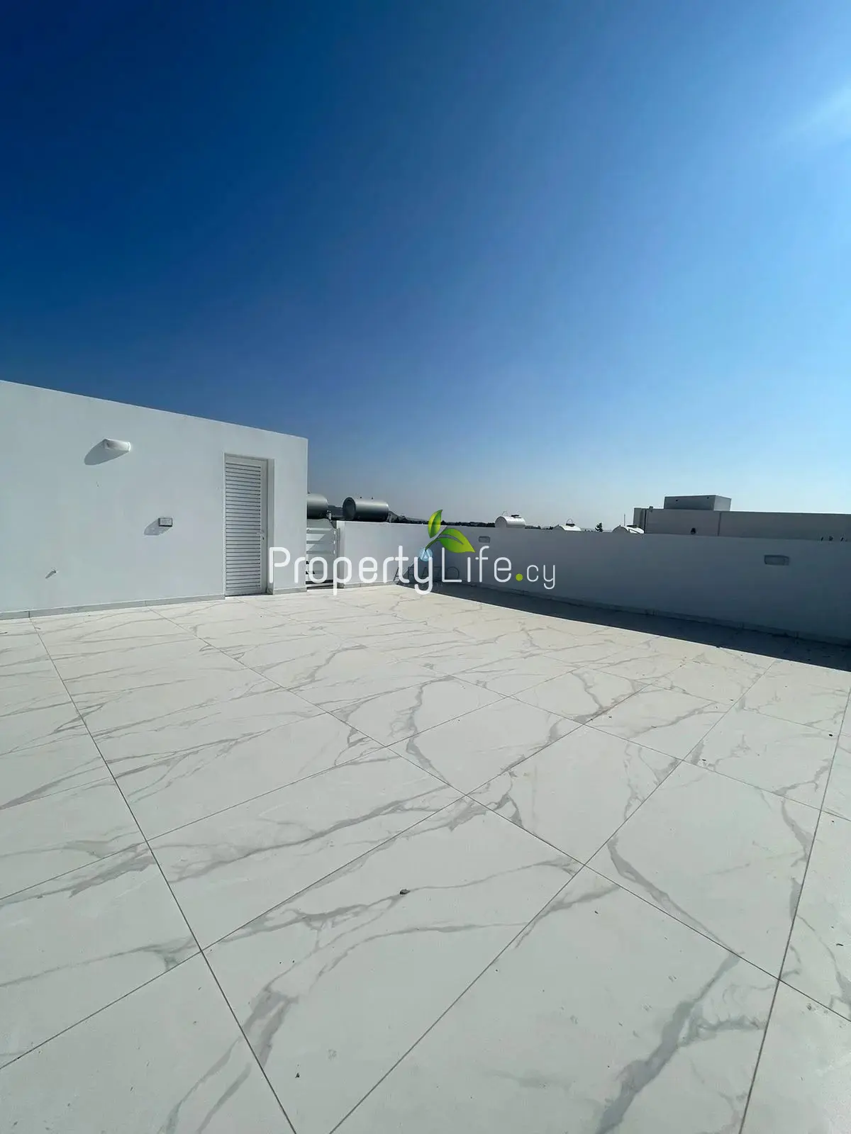 PENTHOUSE WITH ROOF GARDEN IN A MODERN 2 BEDROOM IN LIVADIA
