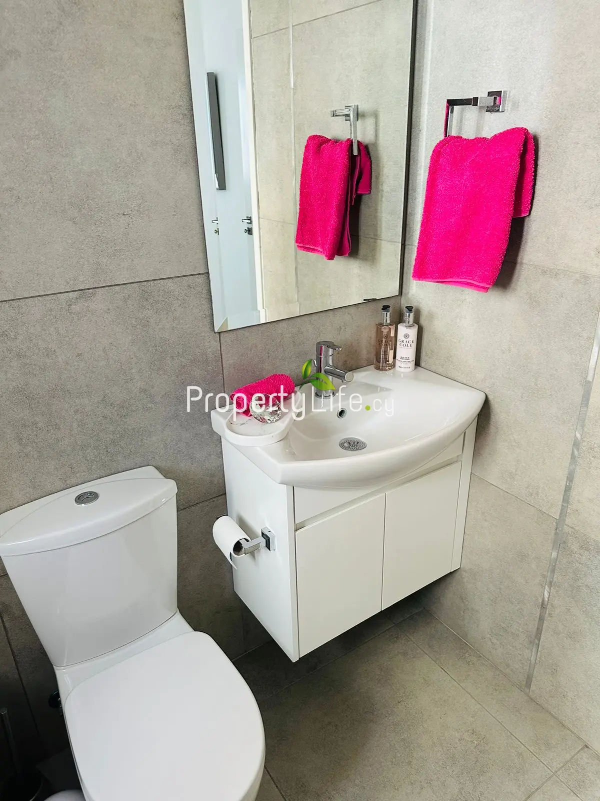 LUXURY 2 BEDROOM APARTMENT NEAR LARNACA PORT