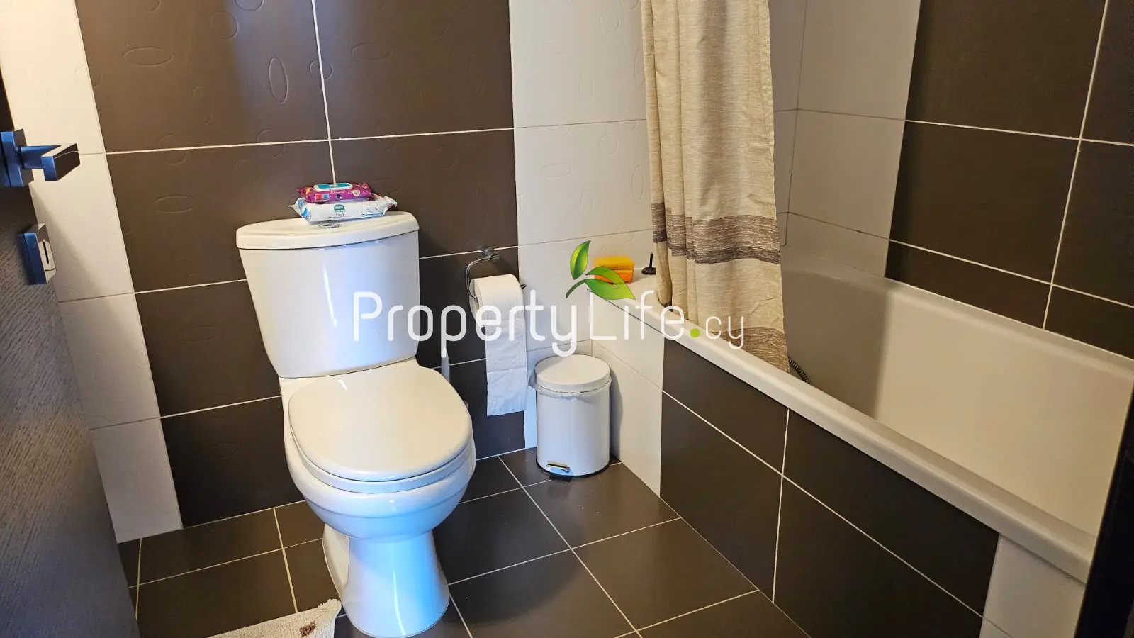 MODERN 2 BEDROOM APARTMENT IN MAKARIOU AVENUE LARNACA