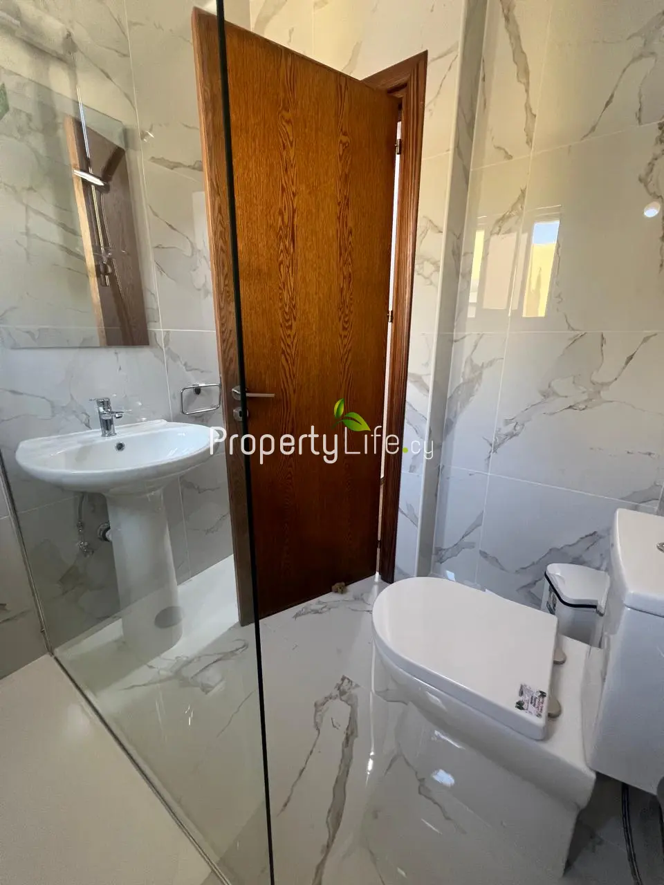 ASTONISHING 1 BEDROOM APARTMENT LIVADIA FOR RENT