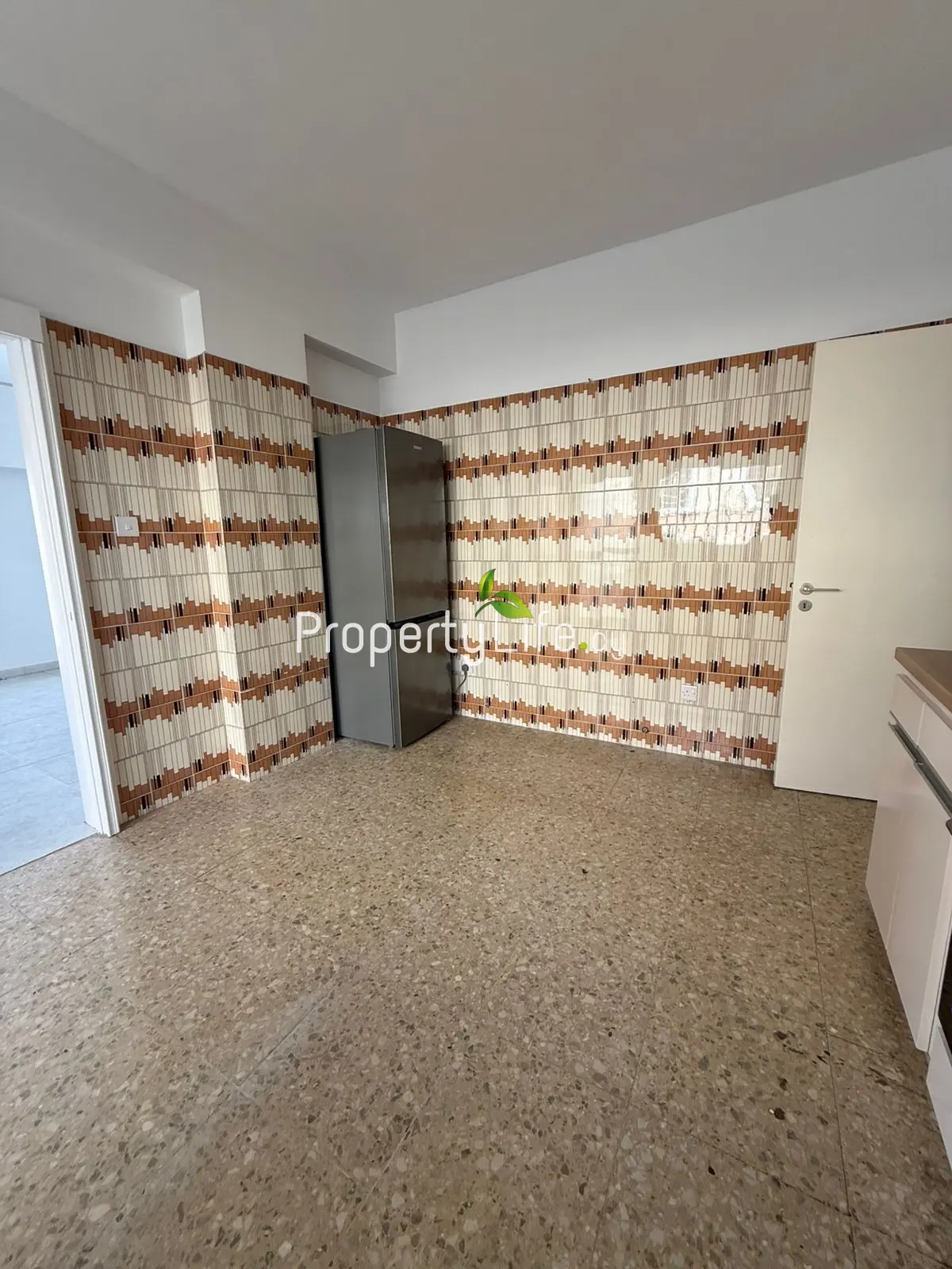 SPACIOUS 3 BEDROOM APARTMENT IN DROSIA LARNACA