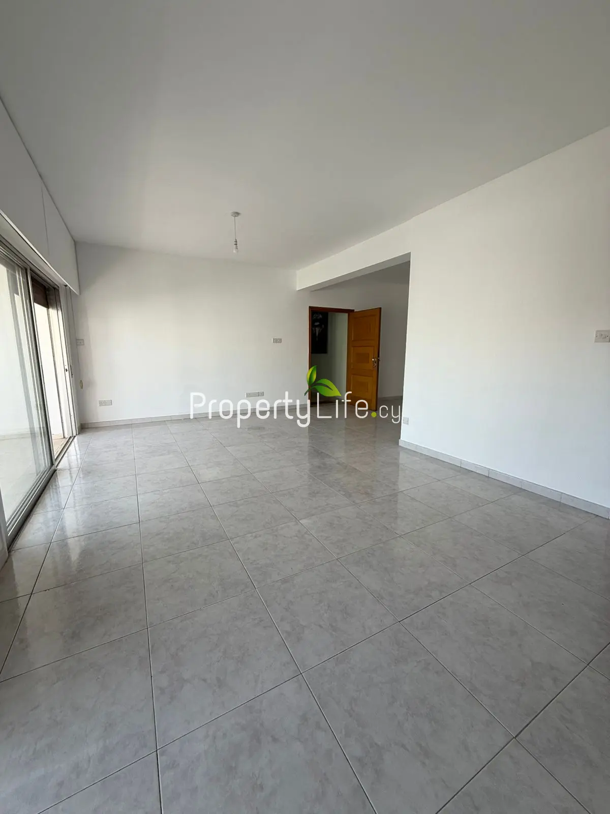 SPACIOUS 3 BEDROOM APARTMENT IN DROSIA LARNACA
