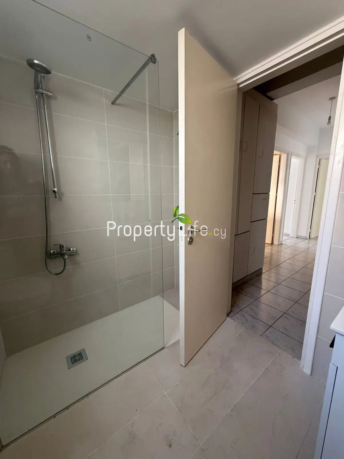 SPACIOUS 3 BEDROOM APARTMENT IN DROSIA LARNACA