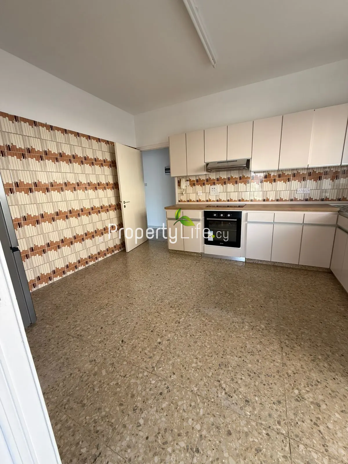 SPACIOUS 3 BEDROOM APARTMENT IN DROSIA LARNACA