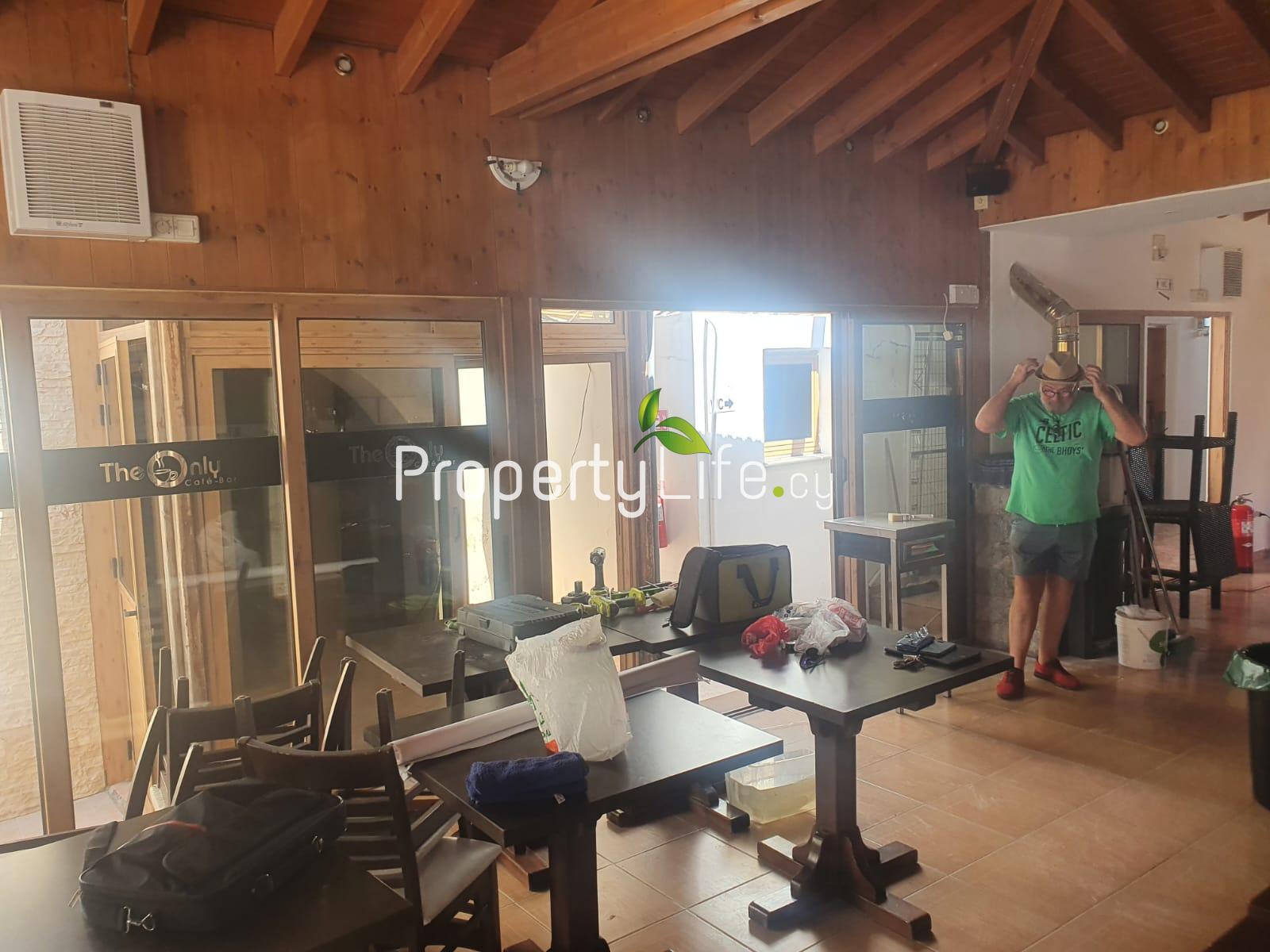 FULLY LICENSED PUB / RESTAURANT + DEVELOPMENT PLOT FOR SALE