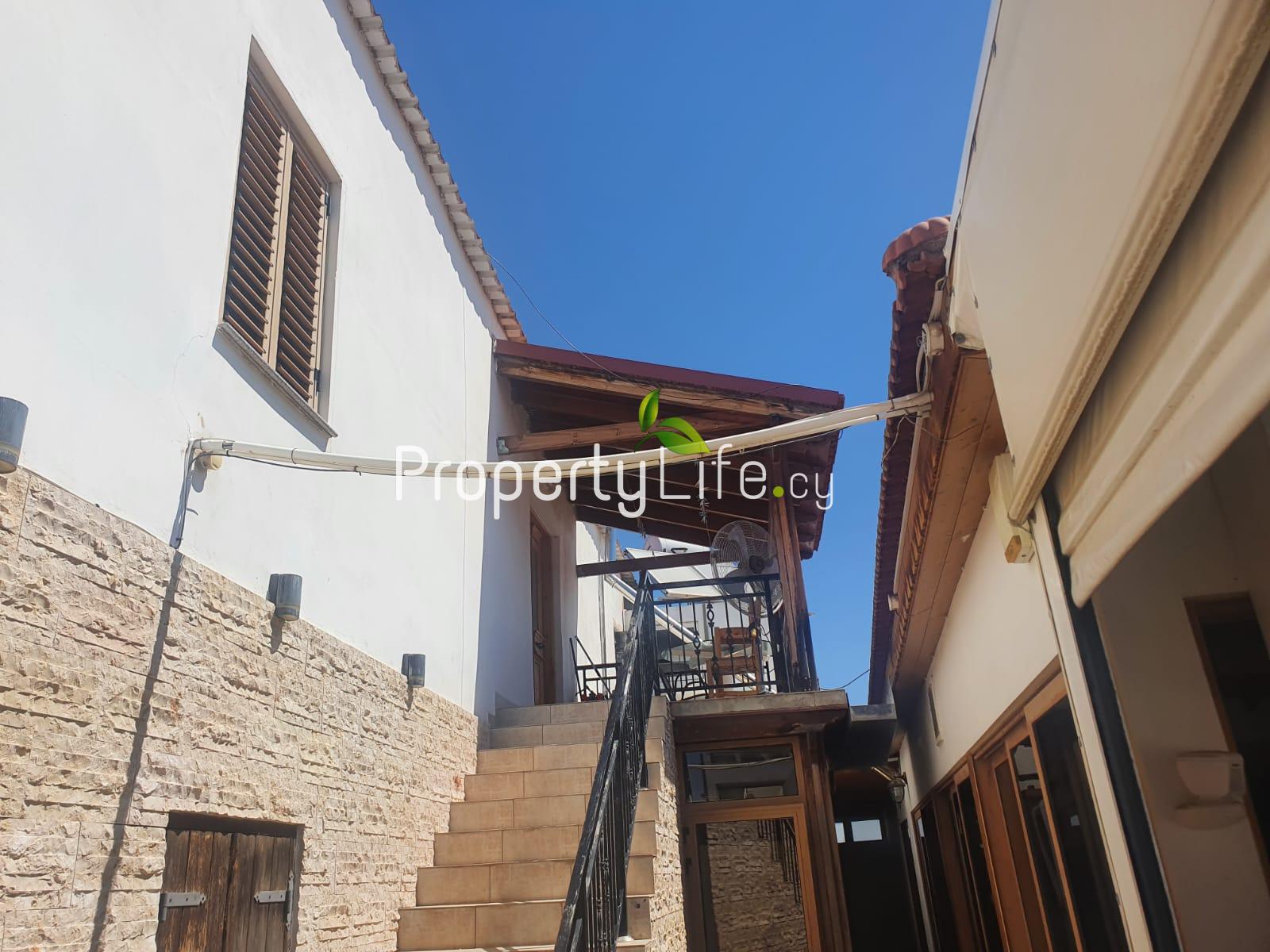 FULLY LICENSED PUB / RESTAURANT + DEVELOPMENT PLOT FOR SALE