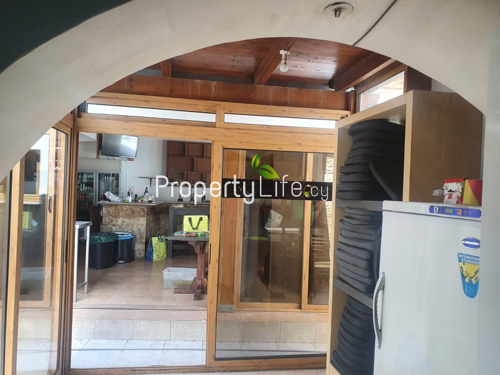 FULLY LICENSED PUB / RESTAURANT + DEVELOPMENT PLOT FOR SALE